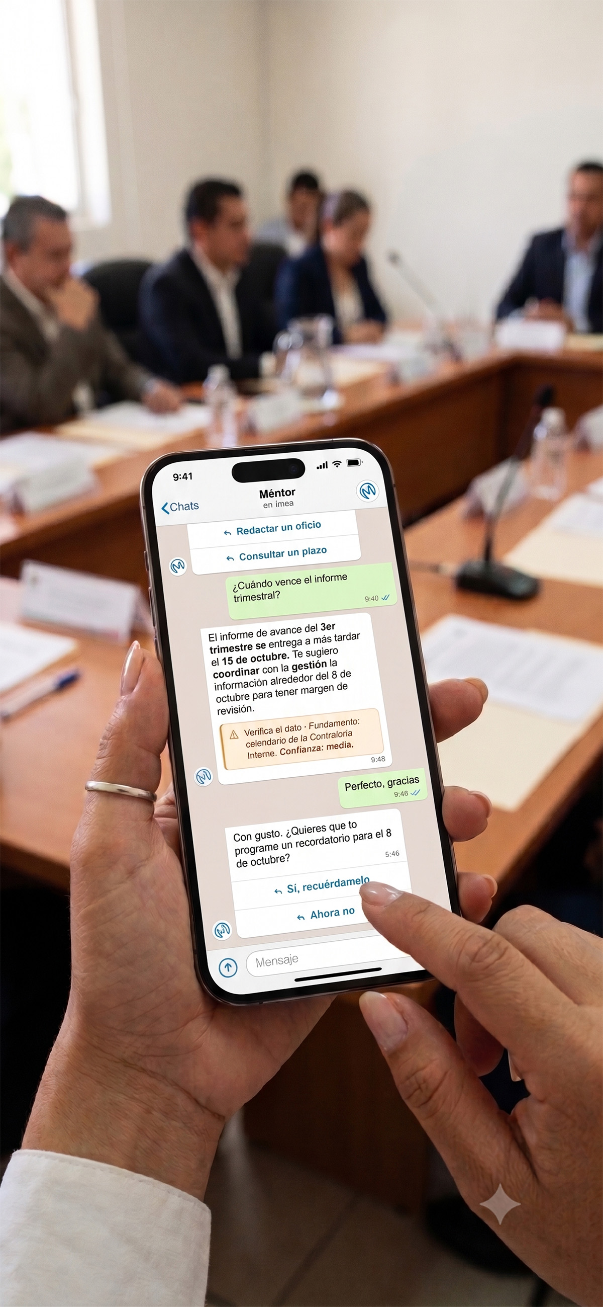 Funcionaria municipal consulta a Méntor en WhatsApp durante una sesión de cabildo